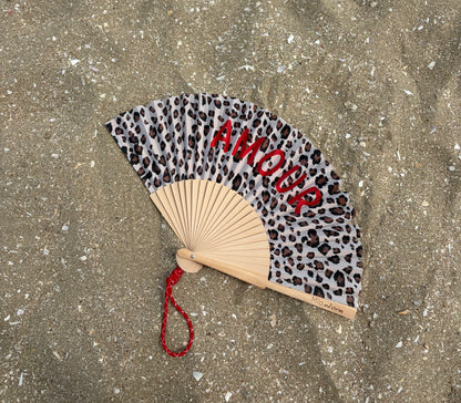 Éventail Léopard « Amour » – Accessoire Chic et Tendance