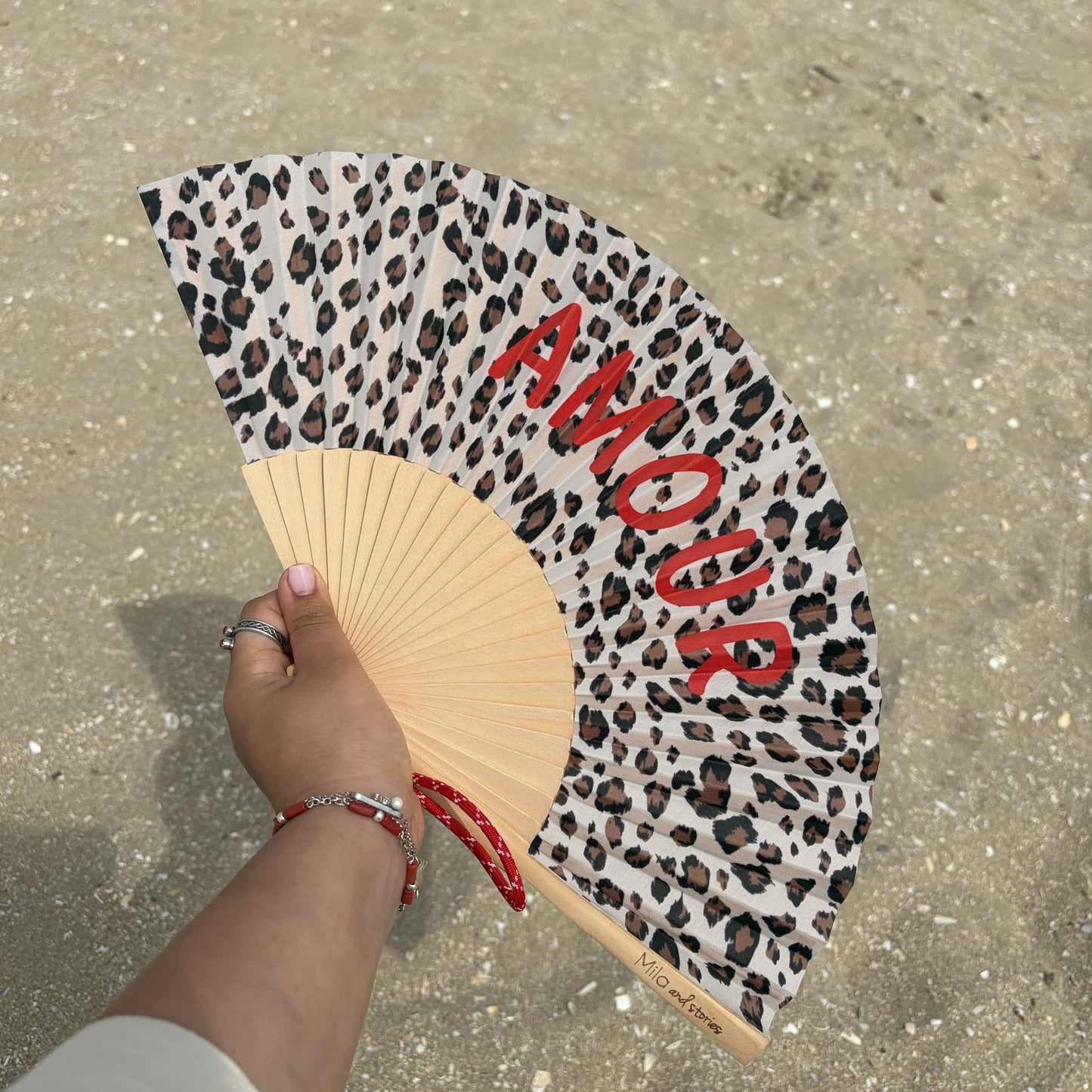 Éventail Léopard « Amour » – Accessoire Chic et Tendance